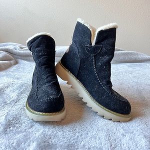 Avatc Sport Boots. worn a couple times. like new. black